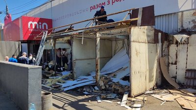 У Києві демонтують МАФи біля станцій метро Академмістечко і Позняки
