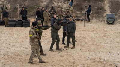 Вогнева підготовка та медицина. На Дніпропетровщині провели тактичні навчання для цивільних Вогнева підготовка та медицина. На Дніпропетровщині провели тактичні навчання для цивільних