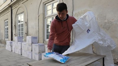 "Краще бути готовими". Львів отримав костюми біологічного та хімічного захисту