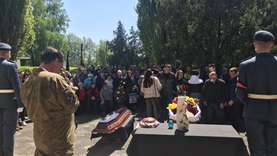 «Надіялися, що він виживе»: на Полтавщині поховали Віктора Городніченка, який загинув на Донбасі