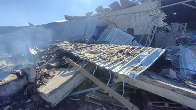 В результаті російських ракетних обстрілів у Комишувасі зазнало руйнувань останнє працююче підприємство В результаті російських ракетних обстрілів у Комишувасі зазнало руйнувань останнє працююче підприємство