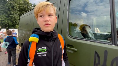 "Фарбую машину для ЗСУ, щоб вони захищали нашу країну": діти в Прилуках розфарбовують автомобілі, які поїдуть на фронт