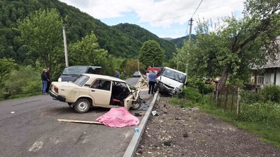 На Закарпатті легковик в'їхав у припарковане авто. Одна людина загинула