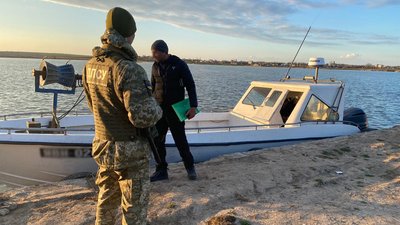 Херсонські прикордонники з гонитвою затримали у Чорному морі браконьєрів Херсонські прикордонники з гонитвою затримали у Чорному морі браконьєрів