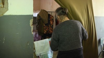 Одна кухня на 77 людей. Як облаштувались переселенці у колишньому гуртожитку на Хмельниччині