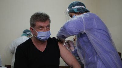 В Одесі почали вакцинувати військових медиків В Одесі почали вакцинувати військових медиків