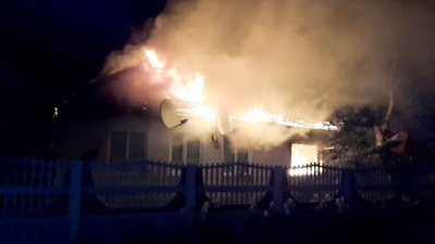 За добу на Миколаївщині сталися п’ять пожеж, одна з них — через обстріли. Є загиблий