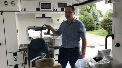 Баяніст з Нідерландів, який родом із Полтавщини, купив реанімобіль для ЗСУ за 33,5 тисячі євро Баяніст з Нідерландів, який родом із Полтавщини, купив реанімобіль для ЗСУ за 33,5 тисячі євро
