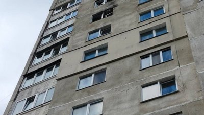 Пошкоджена внаслідок влучання БпЛА багатоповерхівка у Київському районі Харкова
