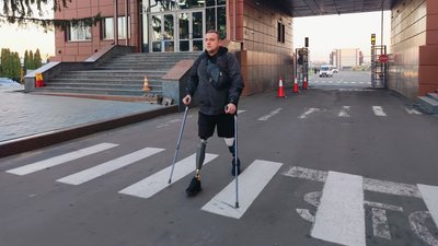 Пережив втрату ніг і понад 20 операцій: ветеран з Волині повернувся на завод Пережив втрату ніг і понад 20 операцій: ветеран з Волині повернувся на завод