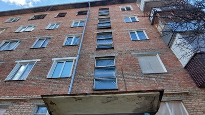 У Сумах багатоповерхівка понад місяць без газу та вікон через вибухову хвилю від обстрілу