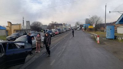 На Буковині перекрили дорогу через підняття тарифів на газ На Буковині перекрили дорогу через підняття тарифів на газ