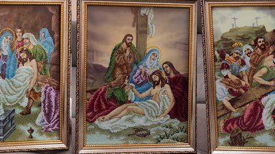 Дві жительки Тернопільщини вишили 14 стацій Хресної дороги Дві жительки Тернопільщини вишили 14 стацій Хресної дороги