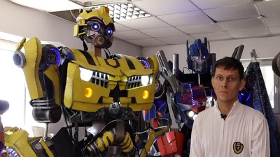 В Івано-Франківську переселенці з Донбасу створюють костюми трансформерів