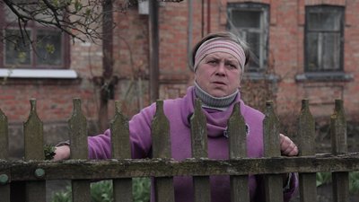 "Я ж їх не покину". Мешканка Оріхова залишається жити під обстрілами, щоб не кидати своїх корів