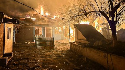 Горить приватний будинок у селищі Великий Бурлук Горить приватний будинок у селищі Великий Бурлук