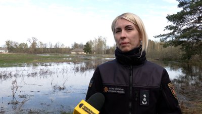 Рівень води продовжує рости: на Чернігівщині, в районі розливу Дніпра, працюють п'ять болотоходів Рівень води продовжує рости: на Чернігівщині, в районі розливу Дніпра, працюють п'ять болотоходів