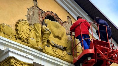 Декомунізація: у міському клубі на Рівненщині прибрали барельєф радянських часів Декомунізація: у міському клубі на Рівненщині прибрали барельєф радянських часів