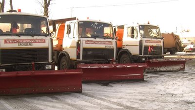 На посипання доріг під час снігопаду в Луцькій громаді витрачають до 250 тисяч гривень за добу На посипання доріг під час снігопаду в Луцькій громаді витрачають до 250 тисяч гривень за добу