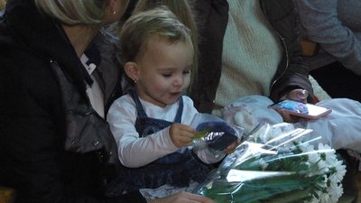 На Хмельниччині дітям загиблих воїнів дарують срібні кулони "Батьківське серце"