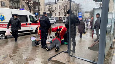 На зупинці у Житомирі помер чоловік: що відомо На зупинці у Житомирі помер чоловік: що відомо