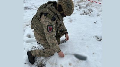 Вибухотехніки знищили вибухівку поблизу дороги на Сумщині.