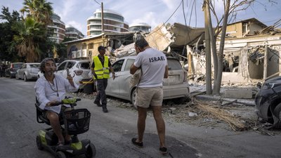 Ізраїльтяни біля будівлі, у яку влучила ракета, Тель-Авів, Ізраїль