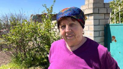 "Боїмося, але треба годувати родину". Жителі колишнього прифронтового села на Миколаївщині засаджують городи "Боїмося, але треба годувати родину". Жителі колишнього прифронтового села на Миколаївщині засаджують городи
