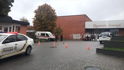 На місце події виїхала слідчо-оперативна група, кінологи та фахівці вибухотехнічної служби На місце події виїхала слідчо-оперативна група, кінологи та фахівці вибухотехнічної служби