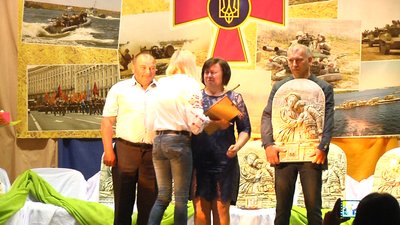 У Житомирі сім'ям загиблих захисників України вручили "Ікони пам'яті" У Житомирі сім'ям загиблих захисників України вручили "Ікони пам'яті"