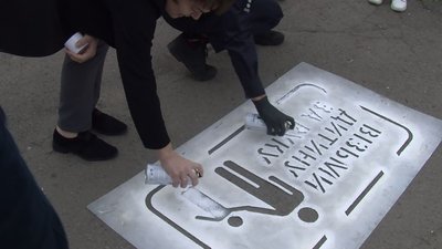 "Візьми дитину за руку". Для пішоходів у Луцьку малюють правила на дорозі "Візьми дитину за руку". Для пішоходів у Луцьку малюють правила на дорозі