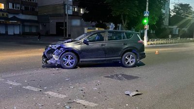 Один водій порушив правила, другий їхав напідпитку. У Кропивницькому зіштовхнулися дві автівки