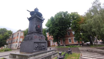 Пошкодження пам’ятника Петру I у Полтаві: що говорять фахівці Пошкодження пам’ятника Петру I у Полтаві: що говорять фахівці