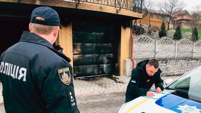 Кинув Коктейль "Молотова". У Чернівцях невідомий спробував підпалити будинок посадовця