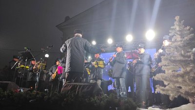 На Театральному майдані запалили головну новорічну ялинку Тернополя На Театральному майдані запалили головну новорічну ялинку Тернополя