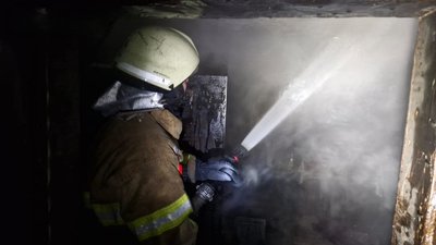 У Салтівському районі Харкова жінка отруїлася чадним газом на побутовій пожежі: яка причина загоряння