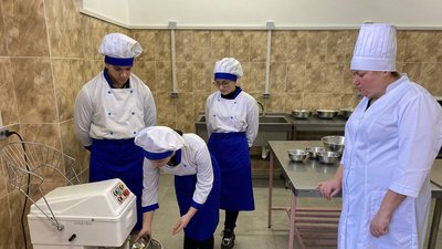 "Вкладаємо частинку любові": у Вінницькому центрі профтехосвіти випікають хліб для переселенців "Вкладаємо частинку любові": у Вінницькому центрі профтехосвіти випікають хліб для переселенців