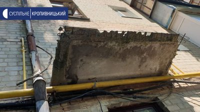 Козирки на чотирьох під’їздах почали руйнуватися 20 років тому Козирки на чотирьох під’їздах почали руйнуватися 20 років тому