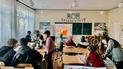 Волонтерка з Києва викладає англійську у прифронтовій школі на Луганщині