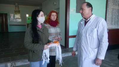 У Кропивницькому медикам шиють жовті пов’язки на руку, щоб водії могли допомогти їм дістатись роботи