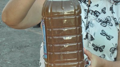 Вдвічі дорожче за брудну воду. Франківці просять чистої питної води Вдвічі дорожче за брудну воду. Франківці просять чистої питної води