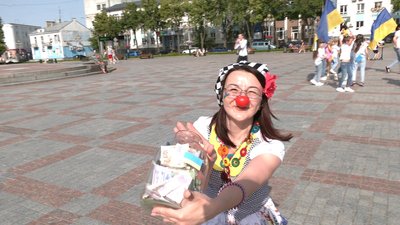 У центрі Рівного діти танцювали й збирали гроші на ЗСУ
