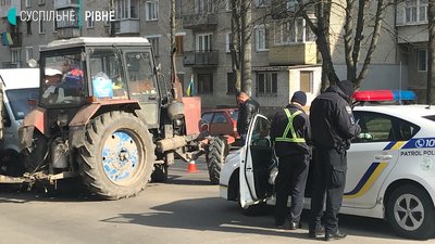 У Рівному на проспекті Генерала Безручка зіткнулись бус із трактором У Рівному на проспекті Генерала Безручка зіткнулись бус із трактором