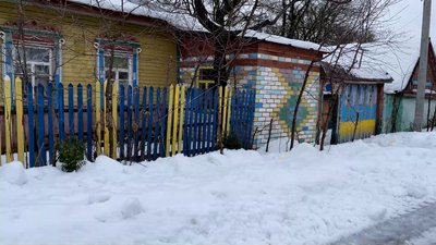 У прикордонному селі на Чернігівщині переселенець розмалював у національні кольори паркани, зупинку та іграшки У прикордонному селі на Чернігівщині переселенець розмалював у національні кольори паркани, зупинку та іграшки