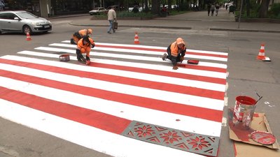 У Житомирі розмітку на пішохідному переході прикрасили орнаментом з вишивкою У Житомирі розмітку на пішохідному переході прикрасили орнаментом з вишивкою