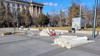 На Соборній площі у Миколаєві триває демонтаж новорічної ялинки На Соборній площі у Миколаєві триває демонтаж новорічної ялинки
