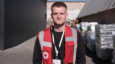 Отримують з закордону і роздають. Як Червоний Хрест доставляє гумдопомогу переселенцям на Буковині