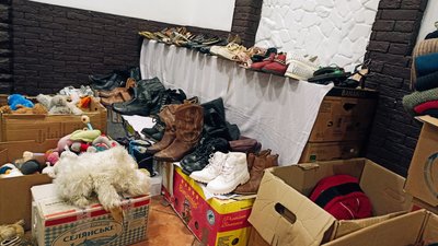 Лариса Артемова з Луганська організувала у Житомирі пункт прийому речей для переселенців Лариса Артемова з Луганська організувала у Житомирі пункт прийому речей для переселенців