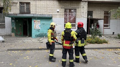 Рятувальники ліквідовують наслідки атаки по Сумах 8 жовтня.