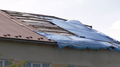"Шифер, паркан літав". У Підмихайлі на Франківщині долають наслідки буревію "Шифер, паркан літав". У Підмихайлі на Франківщині долають наслідки буревію